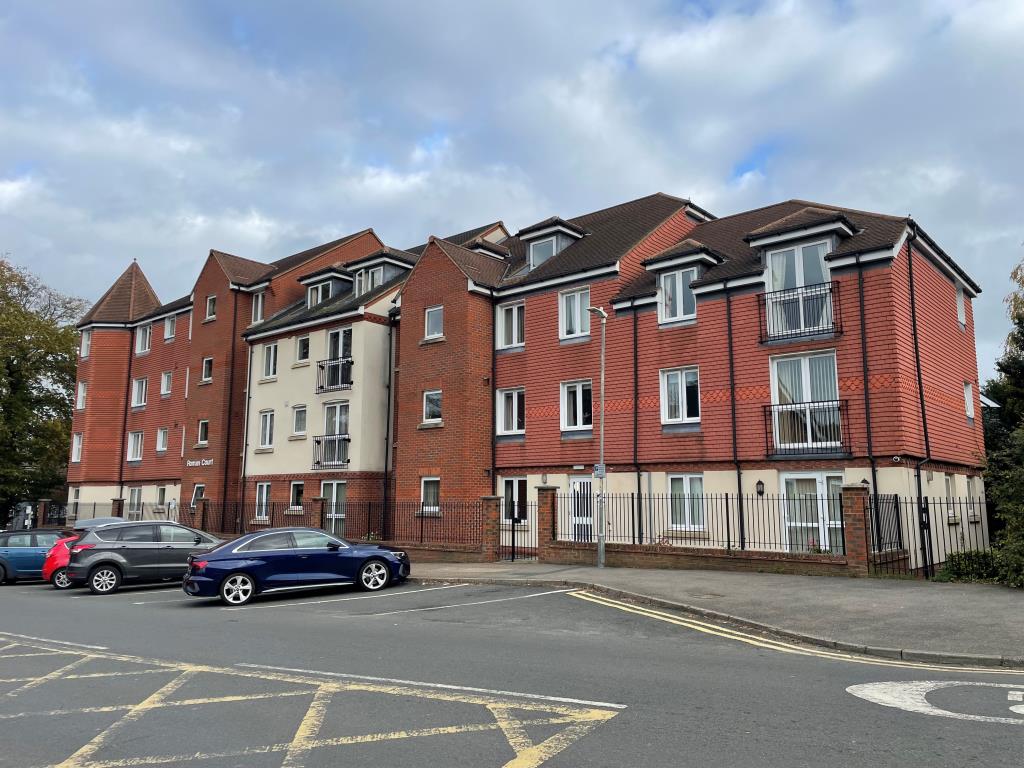 Lot: 45 - OVER 65S AGE-RESTRICTED FLAT - Front of complex